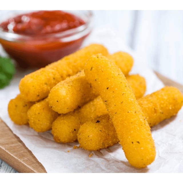 Mozzarella Sticks (4 pcs) & Fries.