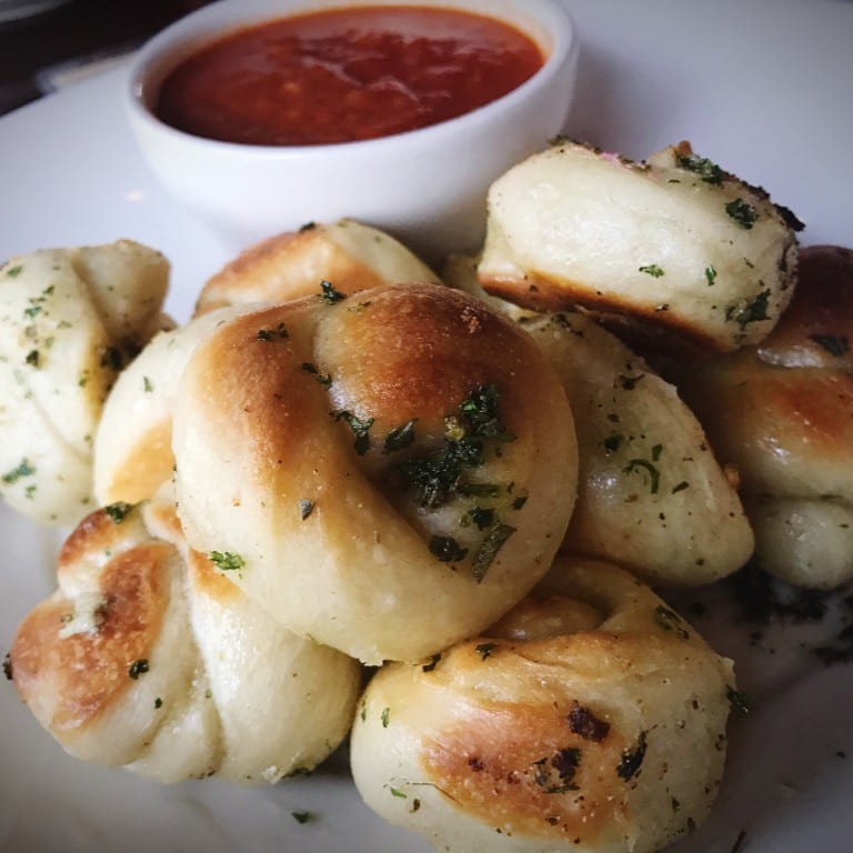 Delicious Garlic Knots: A Must-Try Italian Appetizer